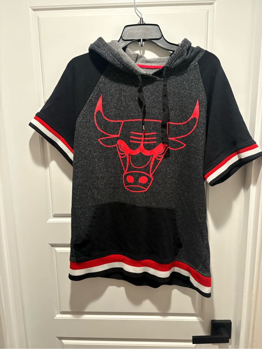 Chicago Bulls Hooded Short Sleeve Shirt - fits like a medium
